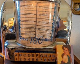 Thomas Collector’s Edition "Select-O-Matic 100" Jukebox Tabletop Radio & Cassette Player (Model BD-100 / CR-9) Design: Styled after the classic 1950s Seeburg/Wurlitzer diner table-top wallbox jukeboxes, complete with chrome casing, faux song selection cards, and push buttons. Features: AM/FM Radio tuner (dial behind front panel), side cassette tape player slot, and internal accent illumination.