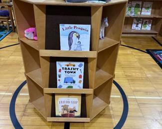 Rotating book shelf
