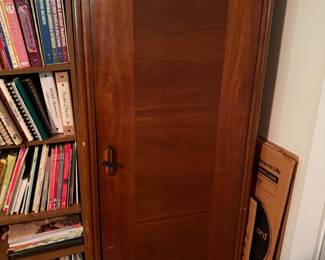 Storage cabinet