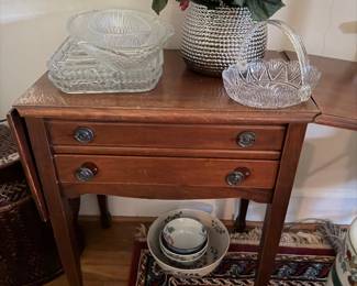 Drop leaf side table