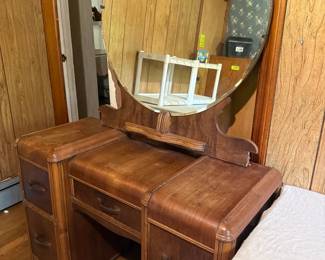 Art Deco vanity with mirror