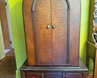 Vintage Chifferobe/Armoire