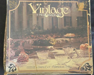 Lot 115: Anchor Hocking Vintage 8 Piece Snack Set