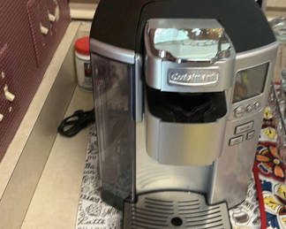 Lot 70: Cuisinart Single-Serve Coffee Maker and Keurig K-Cup Pod Holder