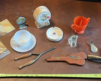 Lot 90: Assorted Vintage Household and Advertising Collectibles