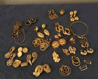 Lot 258: Gold-toned earrings collection