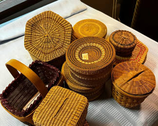 Lot 278: An assortment of small woven baskets and a small Longaberger handled basket