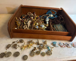 Lot 223: Vintage jewelry assortment in wooden box