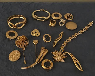 Lot 259: Assorted gold jewelry - pins, rings and bracelets