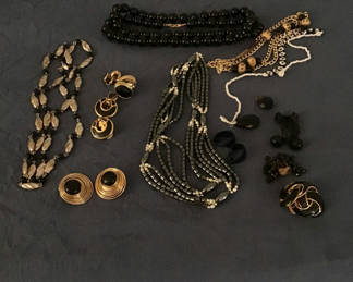 Lot 253: Assorted black and gold jewelry set (necklaces, earrings, rings, bracelets)