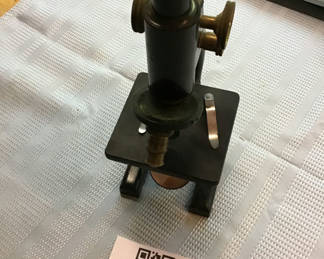 Lot 193: Vintage microscope with brass adjustment knobs