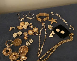 Lot 254: Assorted gold-tone and ‘pearl ‘jewelry collection