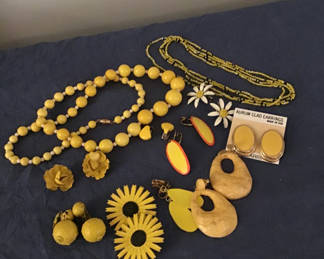 Lot 255: Assorted yellow jewelry collection