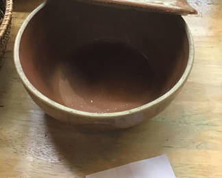 Lot 172: Assorted ceramic bowls and a lidded casserole dish