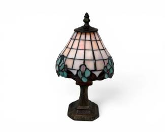 142 AntiquedBrassTiffanyStyleTableLampwStainedGlassShade