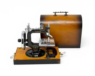 171 VintageSingerMiniSewingMachinewWoodenCarryingCase