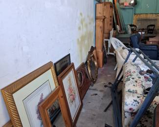Mirrors, artwork, wall decorations