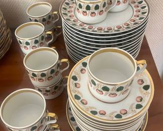 Set of Mottahedeh dinnerware.
