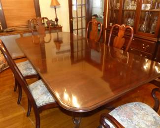 Beautiful Ethan Allen mahogany double pedestal dining table with 6 chairs & breakfront