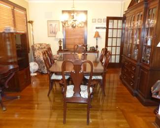 Beautiful Ethan Allen mahogany double pedestal dining table with 6 chairs & breakfront