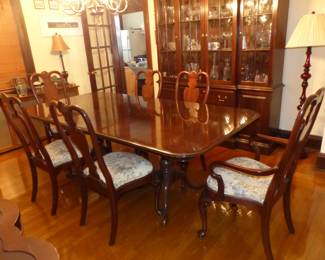 Beautiful Ethan Allen mahogany double pedestal dining table with 6 chairs & breakfront