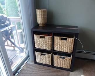 Storage unit with baskets