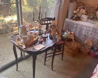 Queen Anne Furniture Table and Chairs