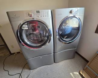 04 Electrolux FrontLoad Washer Electric Dryer with Pedestals