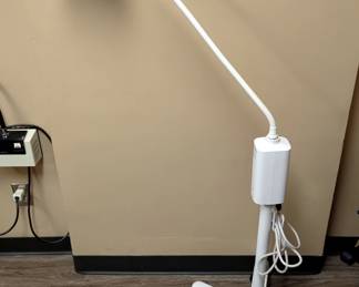 Welch Allyn Free Standing Exam Light On Rolling Base, Model GS 300