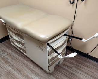Midmark Ritter Manual Examination Table Model 204, With Three Side Drawers And Heated End Drawers, 33" x 56" x 28"