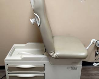 Midmark Ritter Manual Examination Table Model 204, With Three Side Drawers And Heated End Drawers, 33" x 56" x 28"