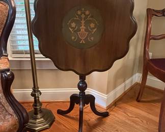 Hepplewhite Style Pie Crust Tilt-Top Candlestand