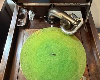 Victrola VV-XI "His Master's Voice" Phonograph