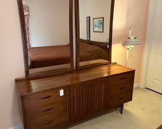 Broyhill Sculptra Collection Dresser with Mirror