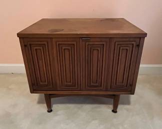 Broyhill Sculptra Mid-Century Modern Walnut Sideboard/Cabinet