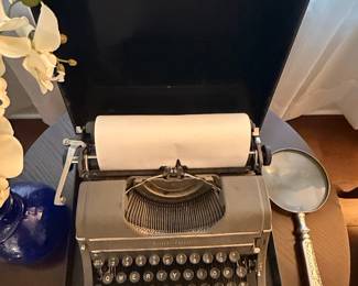 Vintage Underwood Universal Portable Typewriter (1941)
