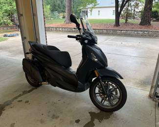 Piaggio BV400 Scooter