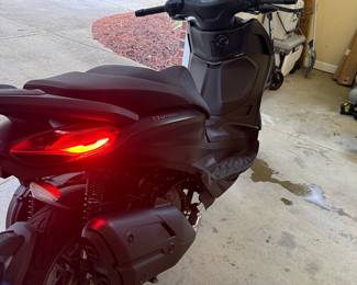 Piaggio BV400 Scooter