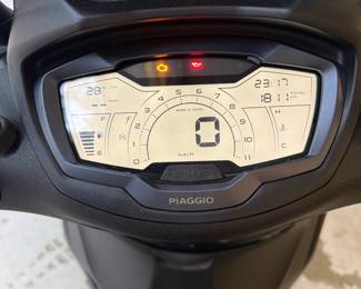 Piaggio BV400 Scooter