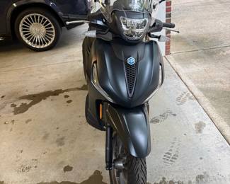 Piaggio BV400 Scooter