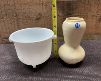 Milk glass kettlemini vase