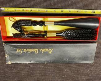 Brush and shoehorn set