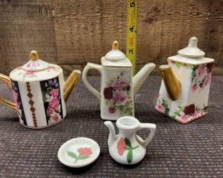 Four mini play teapots