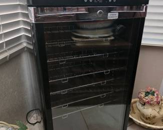 Wine refrigerator 
