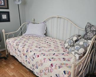 another view of the daybed