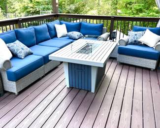 Outdoor sitting sectional and fire pit