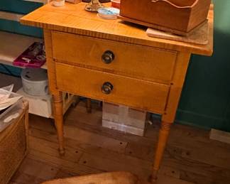 Small maple side tablr
