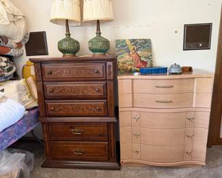 chest of drawers, lamps