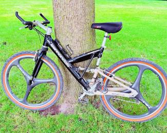 (2) Cannondale medium & small bikes 