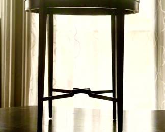 Nice little side table with very clean lines. 